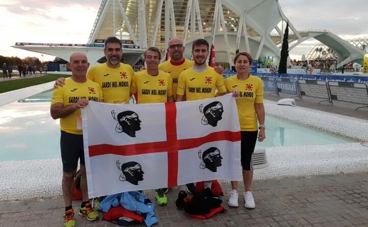 una delegazione di runner sardi dalla maratona di valencia da sinistra paolo arru mario deiana umberto concas andrea deias e rita chergia