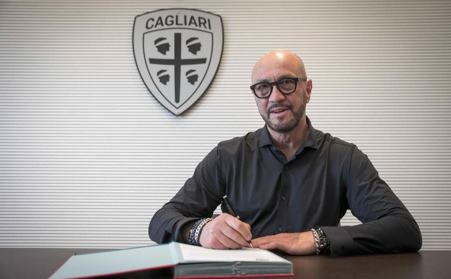 la firma (foto cagliari calcio)