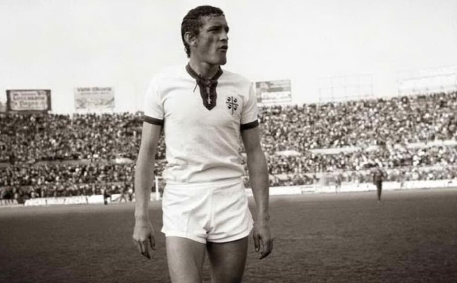 gigi riva con la maglia del cagliari (foto cagliari calcio)