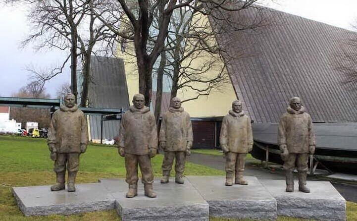 una scultura dedicata ai cinque protagonisti della spedizione (tutte le foto sono wikipedia e archivio l unione sarda)