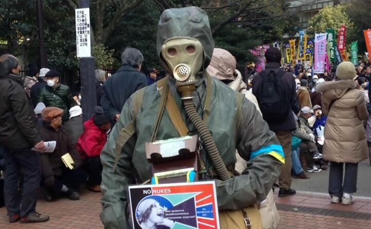 dimostranti a tokyo durante a una marcia contro il nucleare