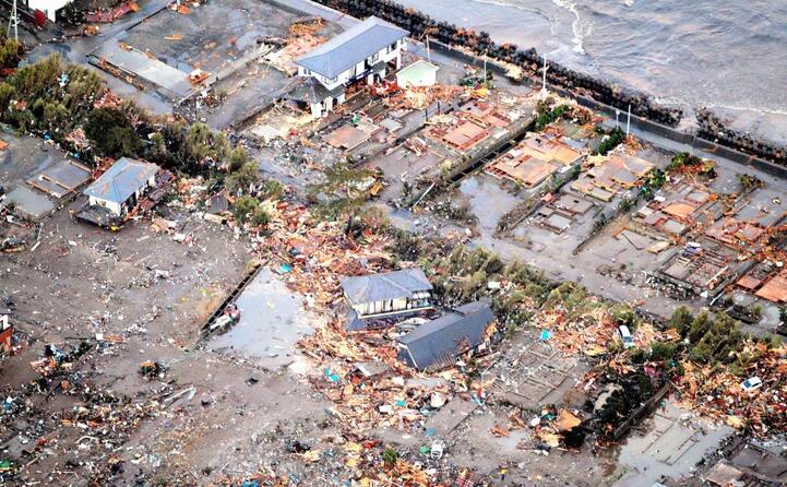 un villaggio devastato dallo tsunami (archivio l unione sarda)