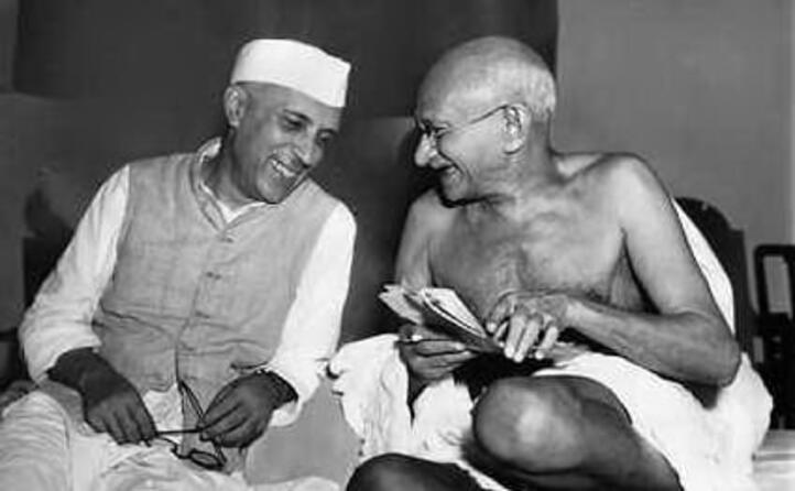 gandhi con l ex premier indiano nehru