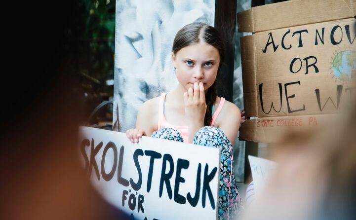 greta thunberg col cartello che annuncia lo sciopero