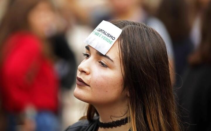 una ragazza in piazza a lisbona