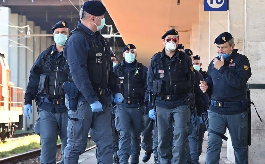agenti con le mascherine (archivio l unione sarda)