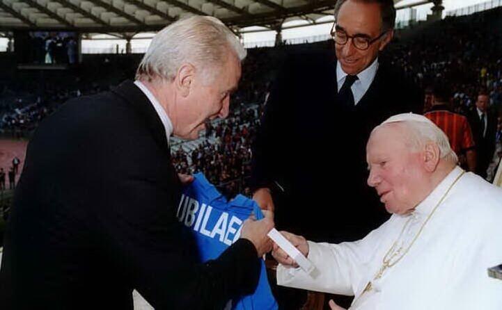 regala la maglia dell italia a giovanni paolo ii (archivio l unione sarda)