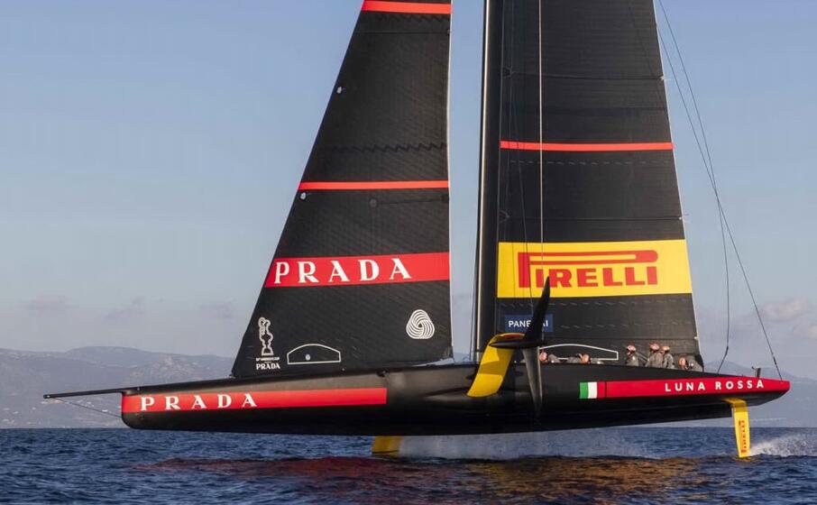 l ac75 luna rossa in allenamento a cagliari (foto carlo alberto melis)