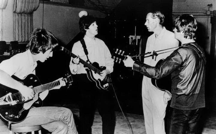 john paul e george con il produttore george martin (foto wikipedia)