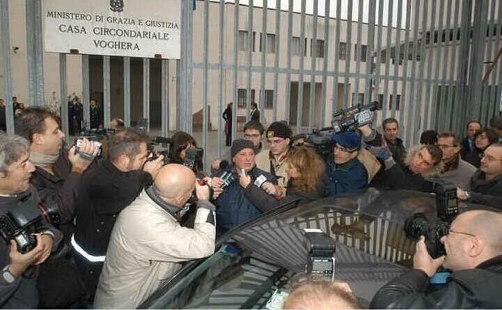 la scarcerazione nel 2004 mesina circondato da giornalisti e fotografi