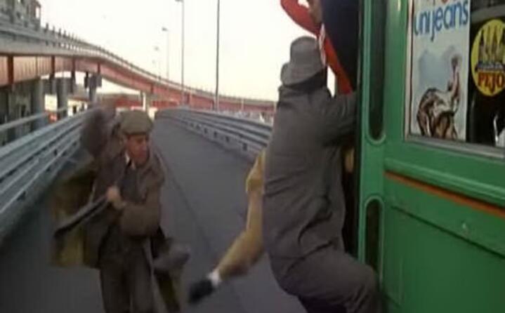 la famosa scena in cui cerca di prendere il tram al volo