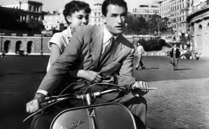 vacanze romane gregory peck e audrey hepburn in vespa