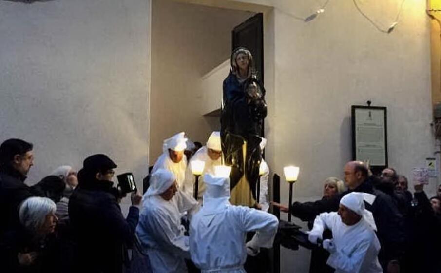 una processione della settimana santa iglesiente