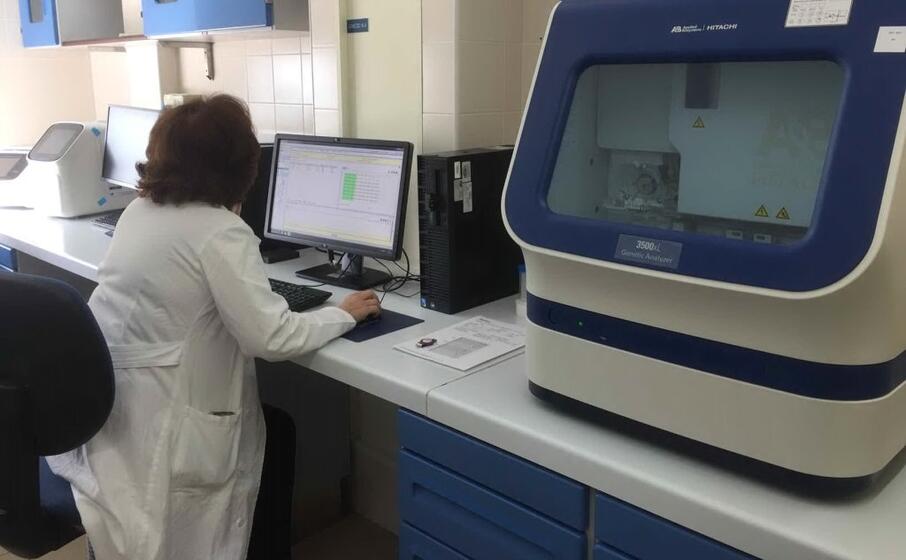 un sequenziatore del centro di ricerca dell ospedale binaghi (foto fornita dal team di ricerca)