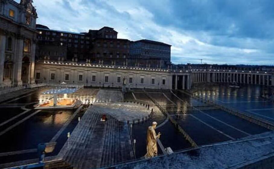 la benedizione del pontefice in una piazza san pietro deserta (ansa)