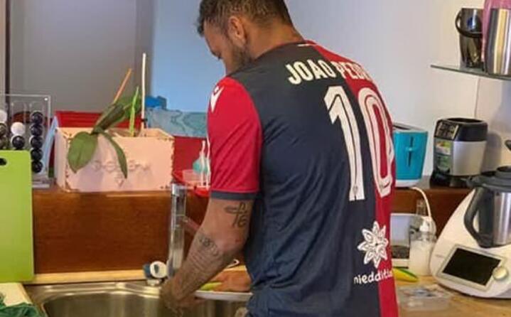 il bomber al lavoro in cucina