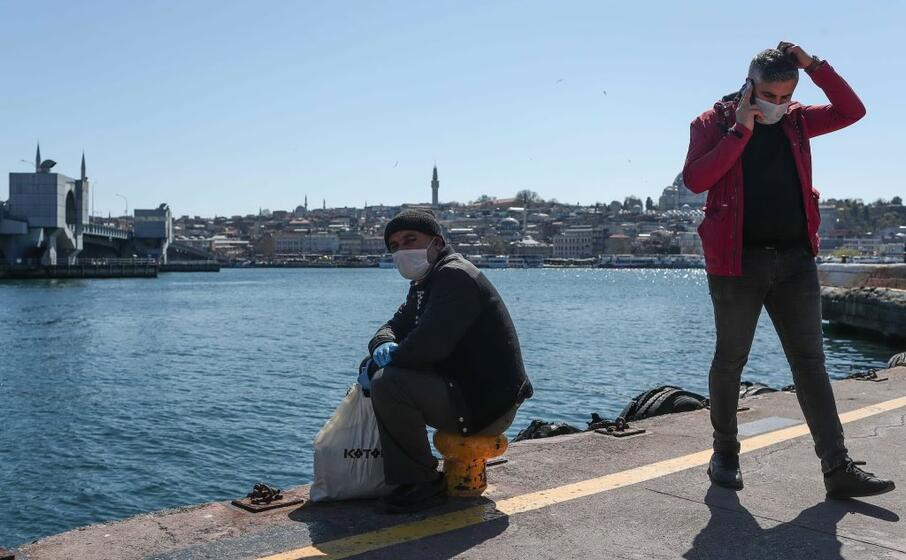 attesa del traghetto al istanbul (ansa)