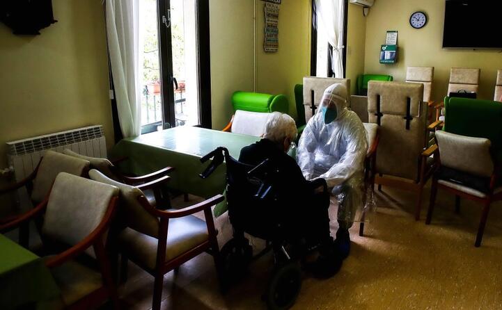 colloquio con un anziano in una casa di cura prima di trasferire tutti gli inquilini in diversi ospedali a barcellona (ansa)