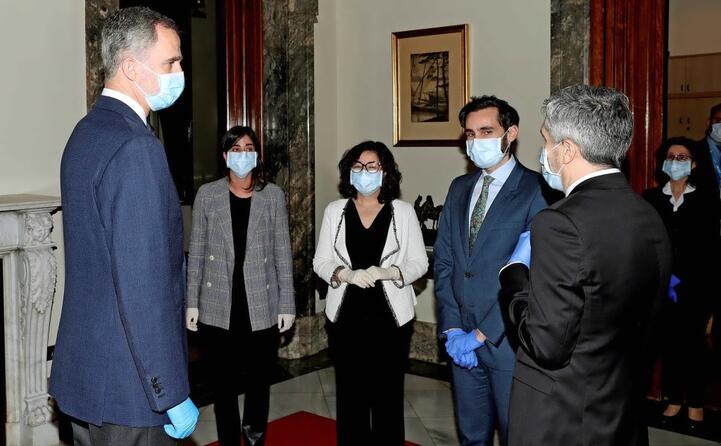il re felipe di spagna con i men mbri di operative coordination center of security forces (ansa)