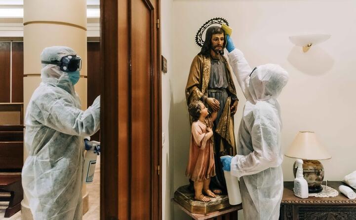 militari dell esercito spagnolo per le emergenze (ume) sanificano il seminario diocesano (ansa)