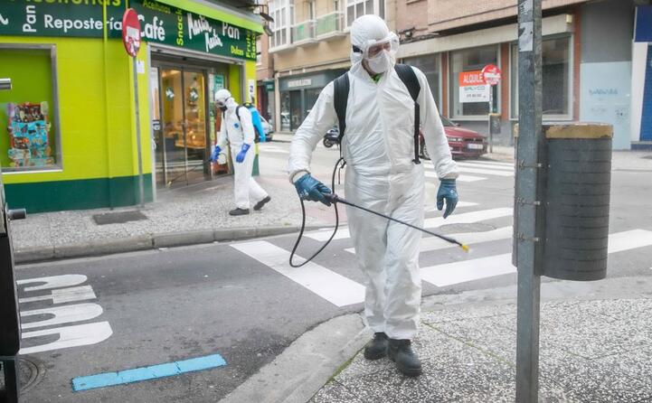 sanificazione nelle strade di zaragoza (ansa)