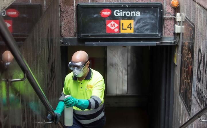 si disinfettano le stazioni metropolitane (ansa)