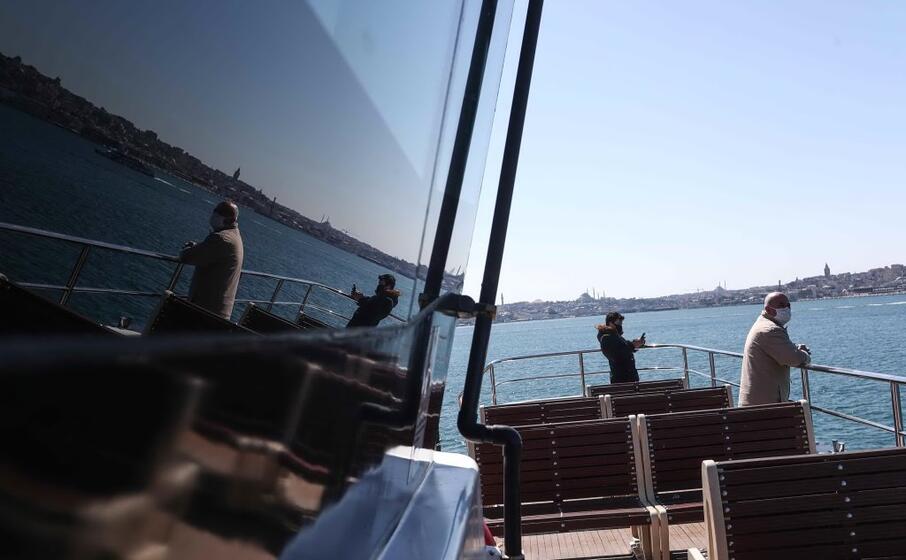 sul traghetto a istanbul (ansa)