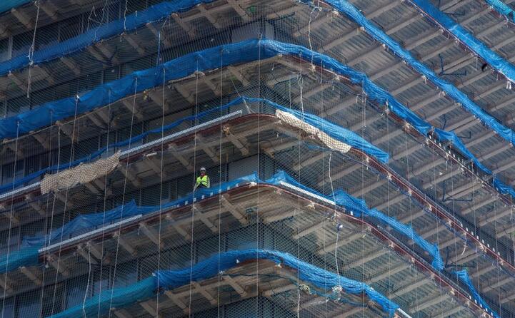 un cantiere e barcellona (ansa)