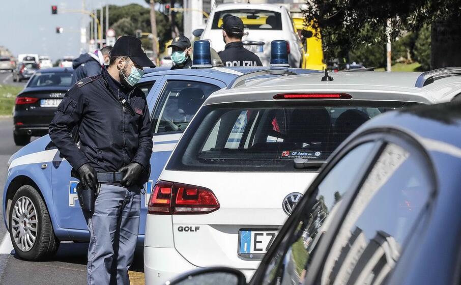 controlli della polizia (archivio l unione sarda)