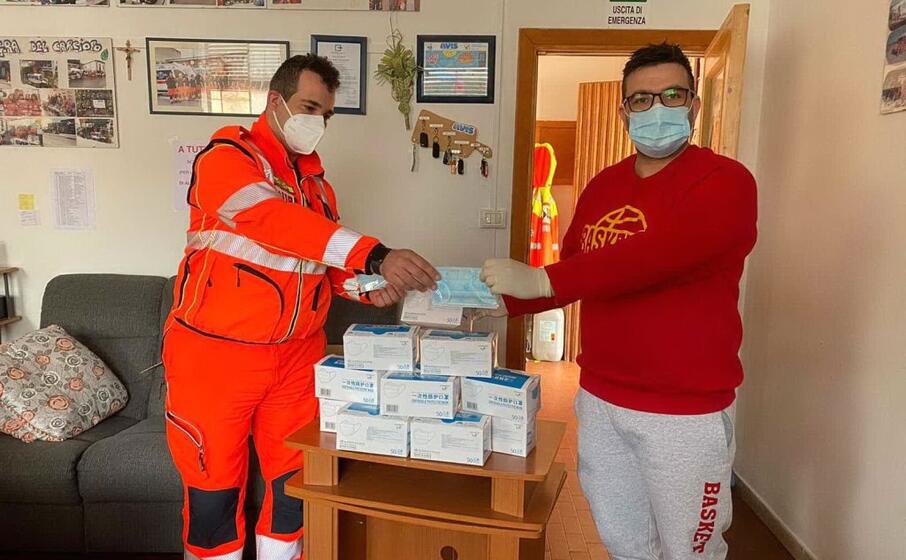 la consegna delle mascherine certiifcate donate dal buk uri (l unione sarda chessa)