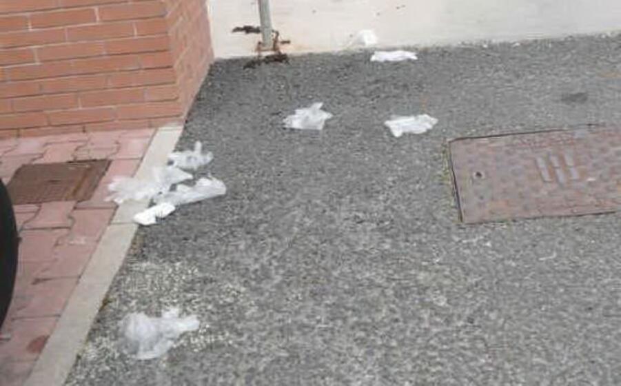 guati gettati a terra davanti a un negozio di selargius (foto f lai)