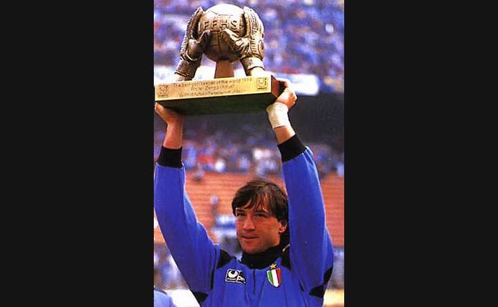con la maglia della nazionale (foto wikipedia)