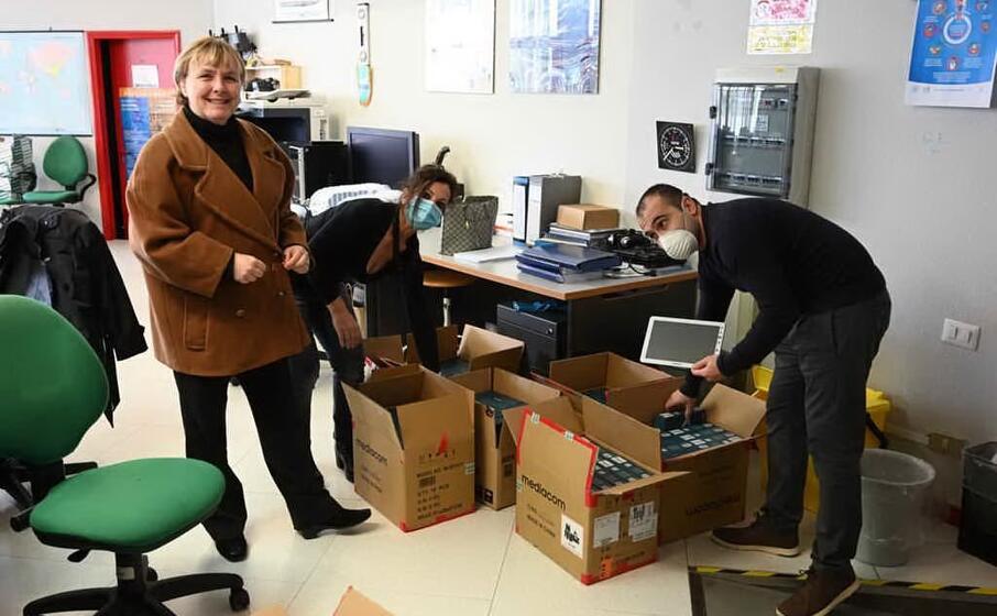 la consegna all istituto deffenu