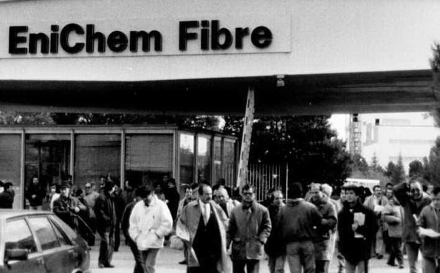 una foto storica dello stabilimento enichem fibre negli anni di massima produzione (l unione sarda)