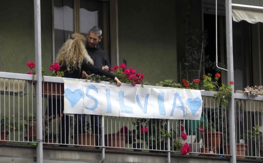 applausi e striscioni