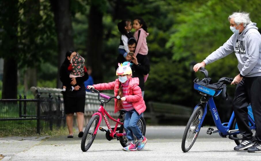 genitori coi figli a central park (ansa)