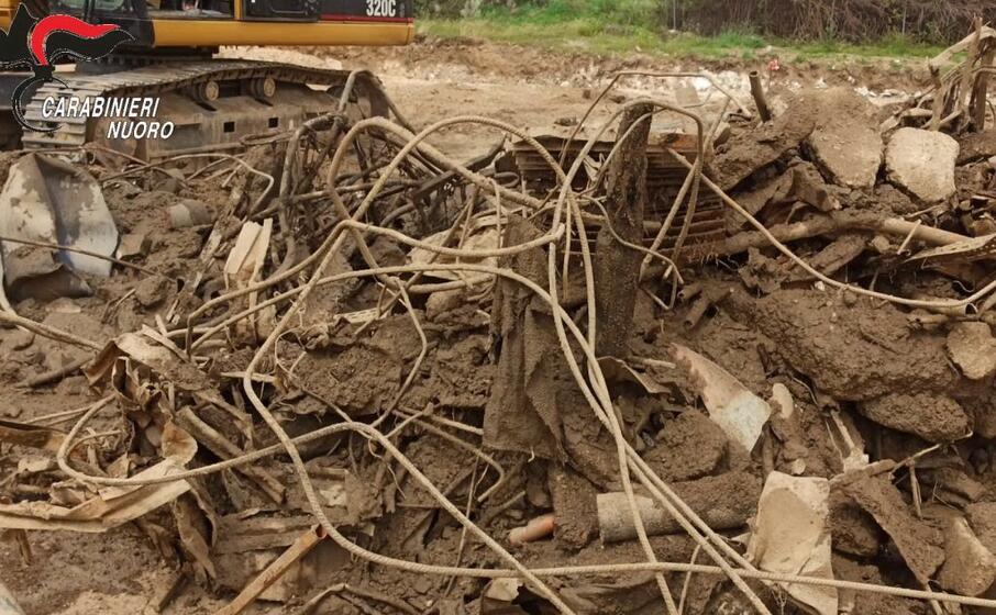 i rifiuti sequestrati (foto carabinieri)