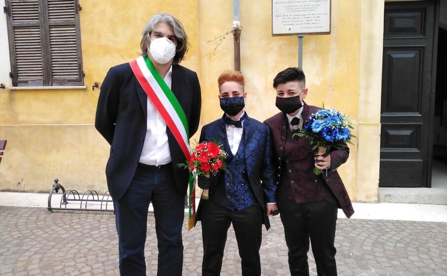 manuela e maura con il sindaco di monserrato (l unione sarda lai)