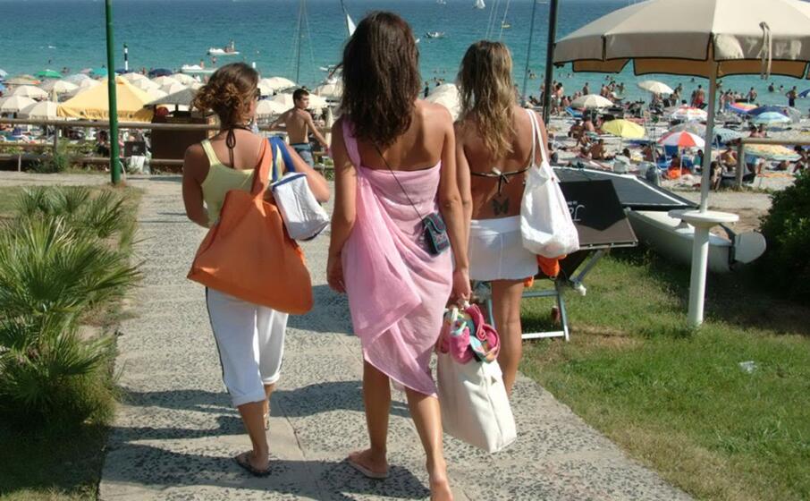turiste ad alghero (archivio l unione sarda)