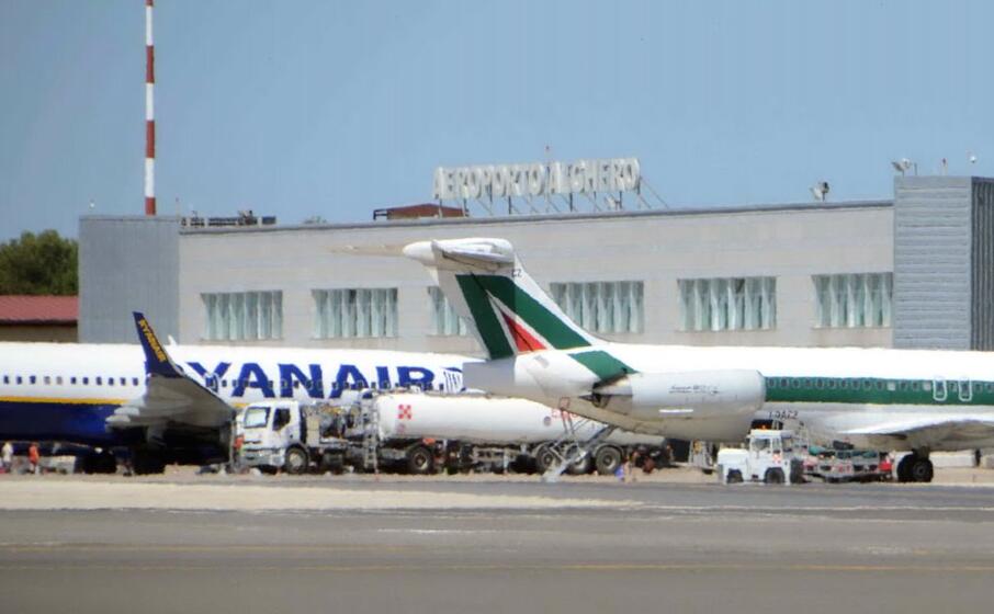 l aeroporto di alghero (archivio l unione sarda)