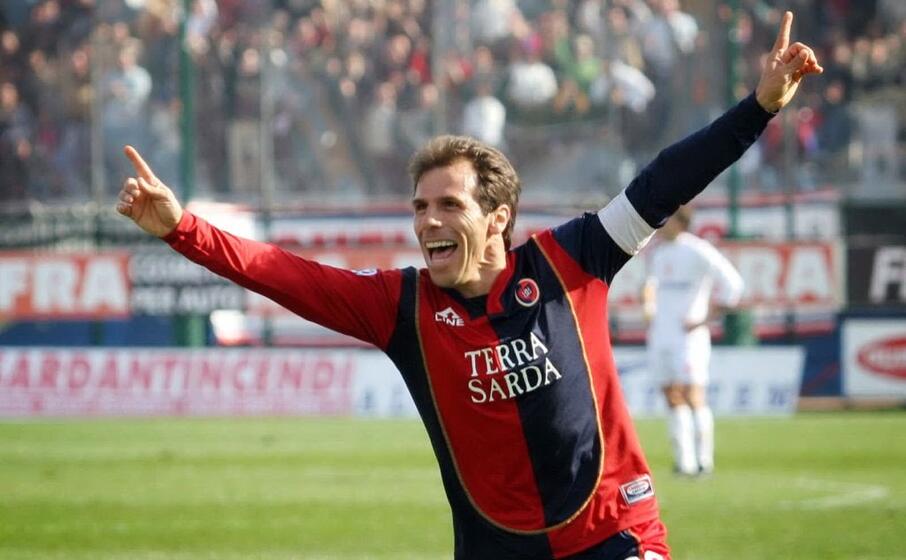 gianfranco zola in maglia rossobl (l unione sarda)