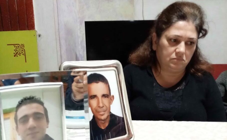 ignazia sanna con le foto del figlio e del marito (l unione sarda)
