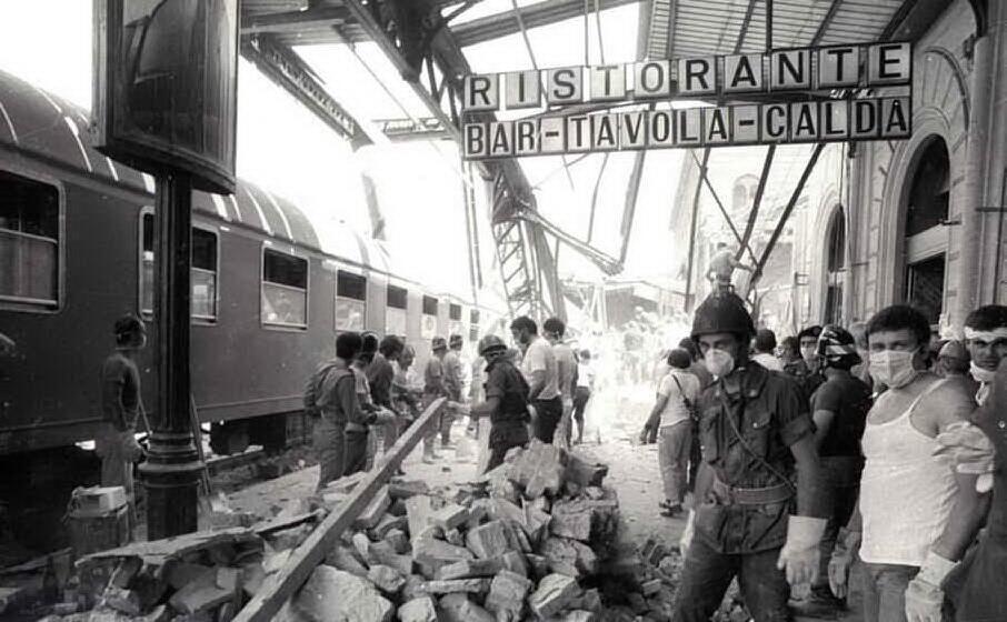 la stazione di bologna dopo l attentato (archivio l unione sarda)
