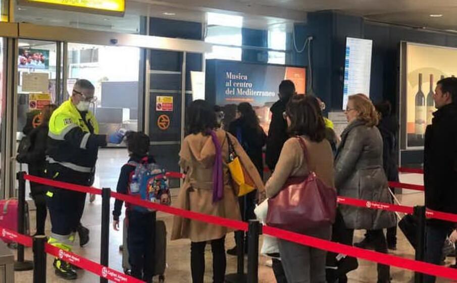 controlli in aeroporto a cagliari (ansa)