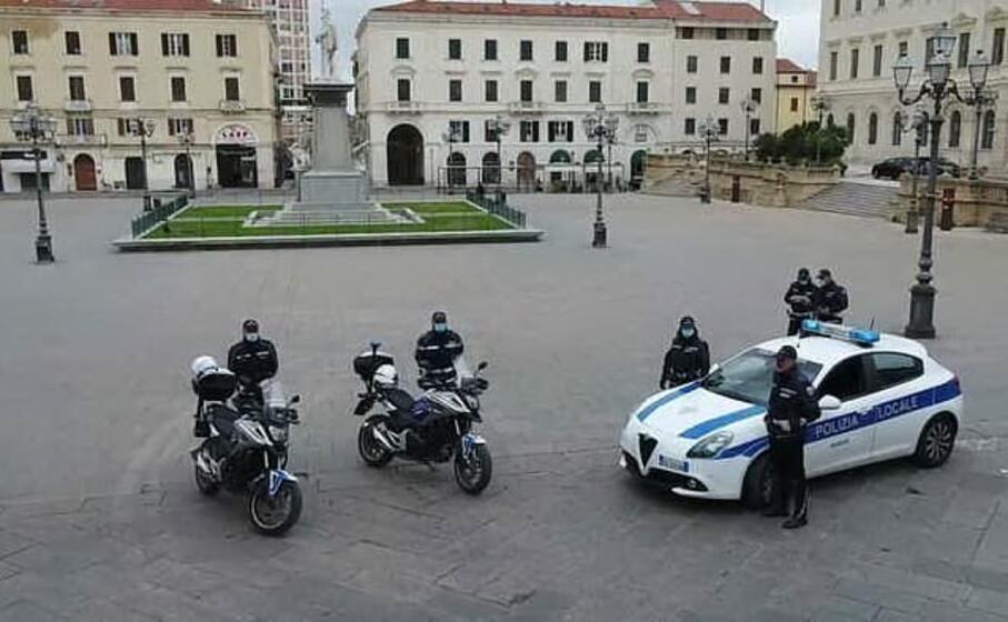 la polizia municipale schierata a sassari (ansa)