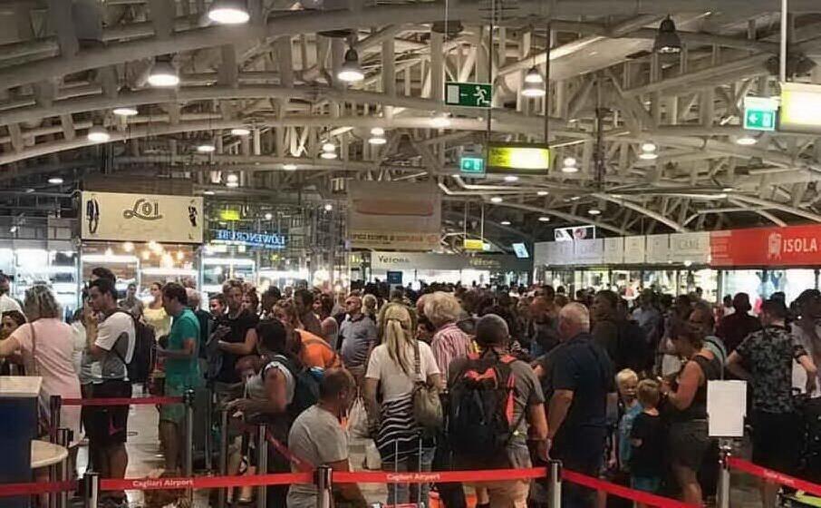 turisti in aeroporto (archivio l unione sarda)