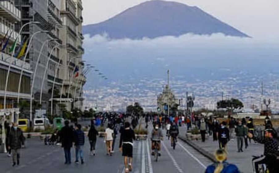 folla sul lungomare caracciolo il 27 aprile scorso (ansa)