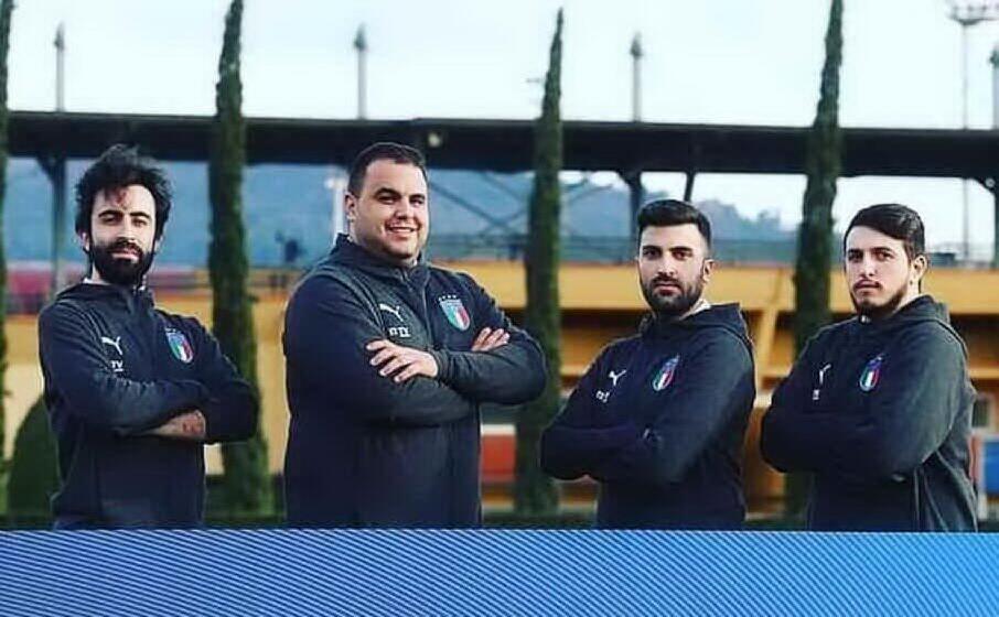 mereu il primo da sinistra (foto facebook)