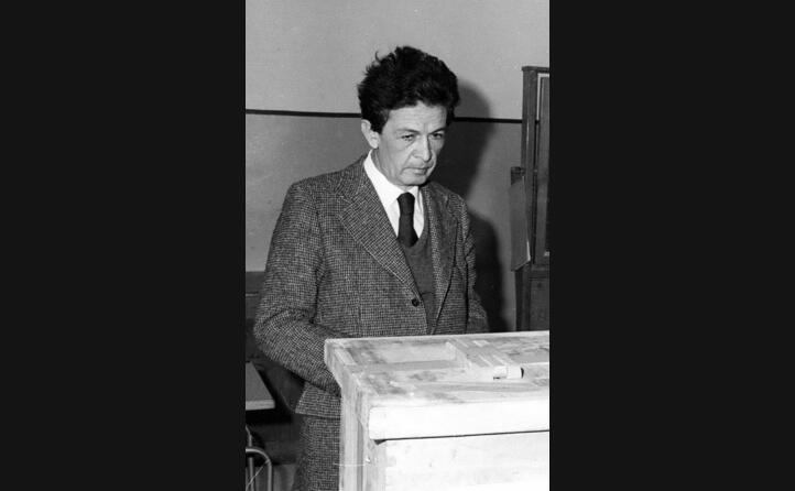 a un seggio elettorale nel 1974