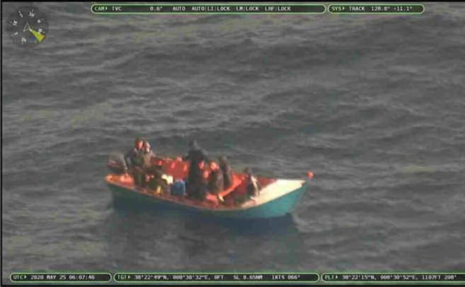 i migranti avvistati dalla guardia di finanza